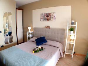 1 dormitorio con 1 cama con colcha azul en Residence Il Fiore Del Garda, en Manerba del Garda