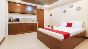 Köök või kööginurk majutusasutuses RedDoorz Plus near Uptown BGC Mall