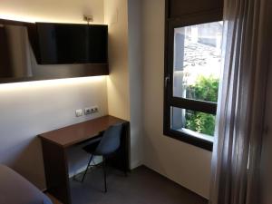 A television and/or entertainment centre at Hotel Olot Centre
