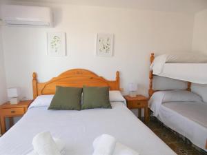 Cama o camas de una habitación en Anacasa Bassetes Playa San Fernando CA550