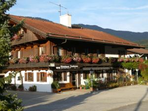 a building with flowers on the side of it at Gästehaus Taubensee in Oberwössen