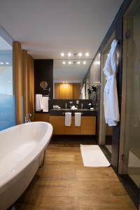 A bathroom at Oakridge Hotel & Spa
