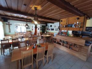 Restaurace v ubytování Gasthaus Felsenwastl