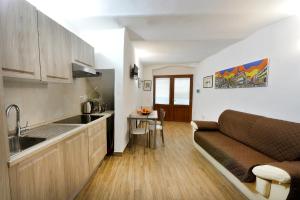 kuchnia i salon z kanapą i stołem w obiekcie Perugia Apartments w mieście Perugia