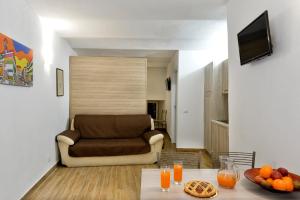 salon z kanapą i stołem w obiekcie Perugia Apartments w mieście Perugia