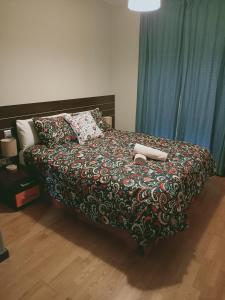 アビラにあるÁvila Flats Soterrañaのベッドルーム1室(ベッド1台、掛け布団、枕付)