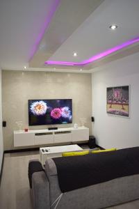 Televiisor ja/või meelelahutuskeskus majutusasutuses Apartamento Luxury Home Huelva Zona centro