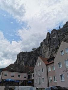 Nespecifikovaný výhled na hory nebo výhled na hory při pohledu z penzionu – hostince