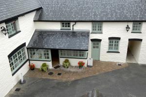 Luftaufnahme eines weißen Hauses mit schwarzem Dach in der Unterkunft Gwesty'r Emlyn Hotel in Newcastle Emlyn
