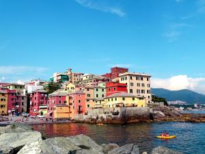 un gruppo di edifici sulla riva di un corpo idrico di Crêuza da me a Genova