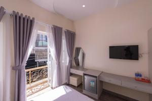 Camera piccola con TV e finestra. di Tường Vy 2 Hotel a Da Lat Altre 10 foto