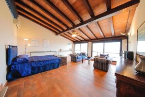 Villa Rosa Bianca في باليرمو: غرفة نوم مع سرير وغرفة معيشة
