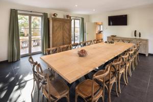 a conference room with a large wooden table and chairs at Domein Lepelem in De Haan