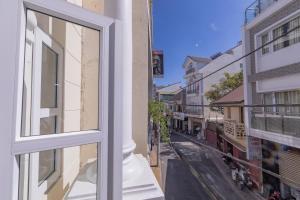 vista da una finestra di strada di Tường Vy 2 Hotel a Da Lat