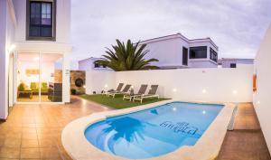 a house with a swimming pool in the yard at Villa Garoed in Playa Blanca