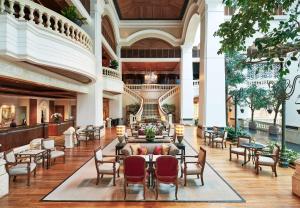 vista para o átrio de um hotel com mesas e cadeiras em Grand Hyatt Erawan Bangkok em Bangkok