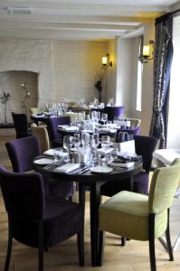 ein Esszimmer mit einem großen Tisch und Stühlen in der Unterkunft Gwesty'r Emlyn Hotel in Newcastle Emlyn