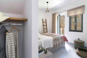 Giường trong phòng chung tại Phos Villas Tinos