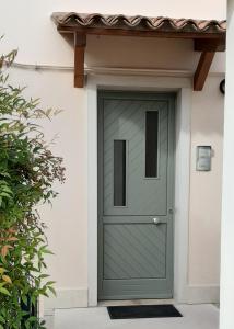 a green front door of a house at Corte Mantovani - Appartamenti in Colà di Lazise