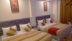Tempat tidur dalam kamar di HOTEL ALL IZ WELL-By Haveliya Hotels