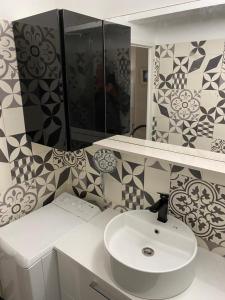 a bathroom with a white sink and a mirror at L'Imprenable vue mer in Crozon