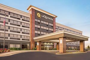 a building with a sign on the front of it at La Quinta Inn & Suites by Wyndham Richmond-Midlothian in Midlothian