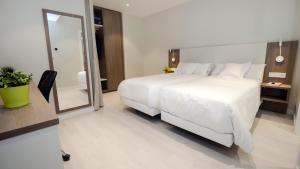 Postel nebo postele na pokoji v ubytování Hotel Ciudadela Pamplona