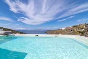 einen Pool mit Meerblick in der Unterkunft Phos Villas Tinos in Agios Romanos