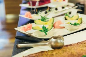 una fila di piatti da mangiare su un tavolo di Alpinhotel Pacheiner a Treffen