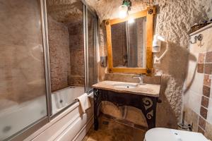 Ein Badezimmer in der Unterkunft Amber Cave Suites