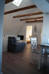 un soggiorno con un divano e un tavolo di Wohnung "Burgtiefe" in Bannesdorf auf Fehmarn a Fehmarn