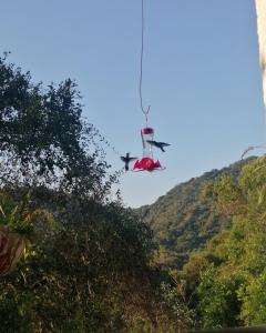 un helicóptero está levantando a una persona en una cuerda en Casa chill out, en Minca