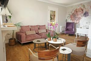 sala de estar con sofá, mesas y sillas en Agnantia Bed & Breakfast en Fiskardho