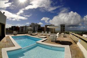 una piscina en la azotea de un edificio en Aram Ouro Branco Hotel en Maceió