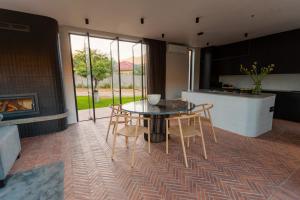 Un comedor con mesa y sillas y chimenea. en STIL, en Montagu
