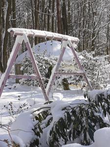 冬天的Gingerbread Cottage Yurts