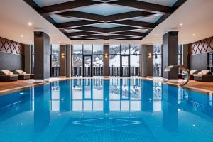 Bazén v ubytování Ambassadori Goderdzi Hotel nebo v jeho okolí
