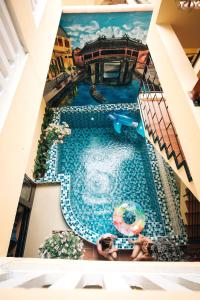 vista para uma piscina num edifício em THE VIEW HOMESTAY HỘI AN em Hoi An