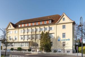 ein großes braunes Gebäude mit braunem Dach in der Unterkunft Haus Godewind Typ 4 in Binz + 6 Fotos