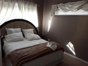 Säng eller sängar i ett rum på Robertsham (Halaal) Self Catering Cottages