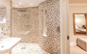 ein Badezimmer mit Dusche und Waschbecken in der Unterkunft Gwesty'r Emlyn Hotel in Newcastle Emlyn + 24 Fotos