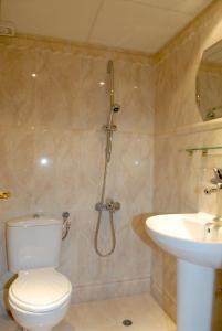 Koupelna v ubytování Hotel Bolyarka + 37 fotografií