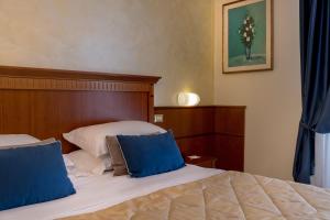 Postel nebo postele na pokoji v ubytování Hotel Bellevue