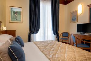 Postel nebo postele na pokoji v ubytování Hotel Bellevue