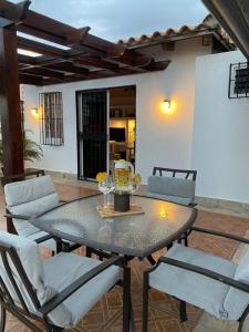 einen Tisch mit Stühlen und Weingläsern auf einer Terrasse in der Unterkunft Mejor zona de Santo Domingo y Privado in Santo Domingo