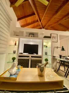 a living room with a table and a tv at Mejor zona de Santo Domingo y Privado in Santo Domingo +11 photos