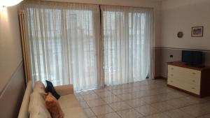a living room with a couch and a television at Matisse1 in Bergamo