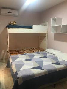 Un dormitorio con dos literas en una habitación. en Sobrado 03 na Praia de Bombas, en Bombinhas