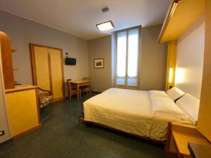 Llit o llits en una habitació de Le Petit Hotel