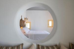 Postel nebo postele na pokoji v ubytování Pangaia Seaside Ηotel Adults Only